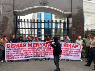 Puluhan Mahasiswa Gelar Aksi Bertopeng Mirip "Bjorka" di Depan Kantor Kejatisu