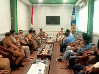 Warga Desa Bata Barat Minta Netralitas dan Perombakan BPD ke Pemkab Bangkalan