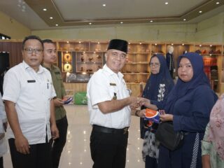 Bupati Asahan Serahkan Buku Tabungan Dana Pinjaman Bergulir