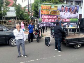 LSM Lempar Geruduk Demo BPN Terkait Kasus Perumahan Kwanyar