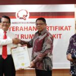Sekda Bolmong Terima Sertifikat Akreditasi Paripurna RSUD Datoe Binangkang