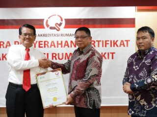 Sekda Bolmong Terima Sertifikat Akreditasi Paripurna RSUD Datoe Binangkang