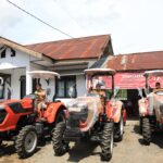Wali Kota Asripan Nani Serahkan 5 Unit Traktor ke Kelompok Tani di Kotamobagu