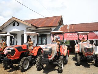 Wali Kota Asripan Nani Serahkan 5 Unit Traktor ke Kelompok Tani di Kotamobagu