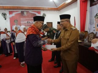 Wali Kota Asripan Nani Serahkan Bantuan Uang Saku kepada JCH Kotamobagu