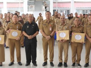 Wali Kota Asripan Nani Serahkan SPPDT PBB-P2 Empat Kecamatan