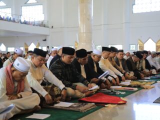 Wali Kota Asripan Nani Sholat Idul Adha di Masjid Agung Baitul Makmur