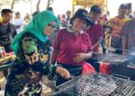 Bupati Blitar Rini Syarifah Hadiri Petik Laut Pantai Jolosutro
