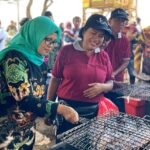 Bupati Blitar Rini Syarifah Hadiri Petik Laut Pantai Jolosutro