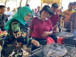 Bupati Blitar Rini Syarifah Hadiri Petik Laut Pantai Jolosutro