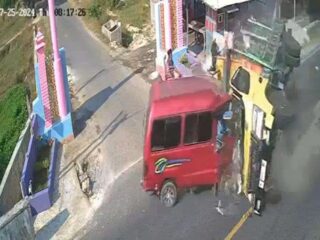 Truk Bermuatan Ayam Hantam Carry dan Motor di Bangkalan