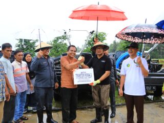 Wali Kota Asripan Nani Serahkan Bantuan Alat dan Mesin Pertanian