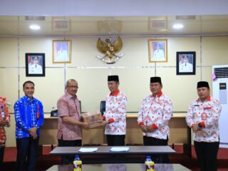 Wali Kota Asripan Nani Serahkan Bantuan untuk Warga Terdampak Banjir di Bolsel