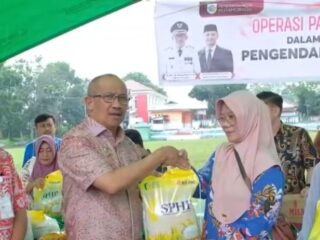 Wali Kota Asripan Nani Tinjau Operasi Pasar Murah di Desa Pontodon