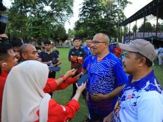 Usai Laga Persahabatan, Bupati Boalemo Sherman Moridu Apresiasi Wali Kota Asripan Nani dan Tim Kesebelasan Pemkot Kotamobagu
