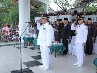 Wakil Bupati Asahan Pimpinan Penurunan Bendera Merah Putih Peringatan HUT ke-79 RI