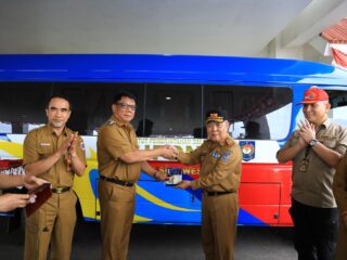 Wali Kota Abdullah Mokoginta Serahkan Satu Unit Bus untuk IPDN Kampus Sulut