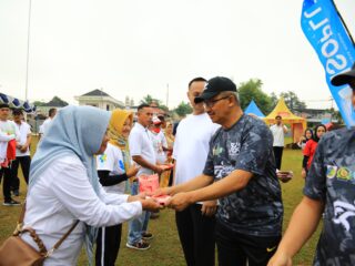 Wali Kota Asripan Nani Hadiri Gerakan Pembagian 10 Juta Bendera Merah Putih