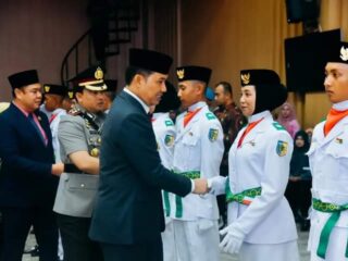 Bupati Batu Bara Heri Wahyudi Kukuhkan 44 Anggota Paskibraka
