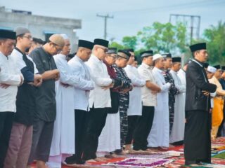 Bupati Batu Bara Nizhamul Sholat Idul Adha di Lapangan Indrapura