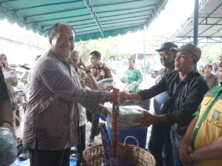 Bupati dan Wakil Bupati Asahan Serahkan Pakaian dan Perlengkapan Kerja THL DLH