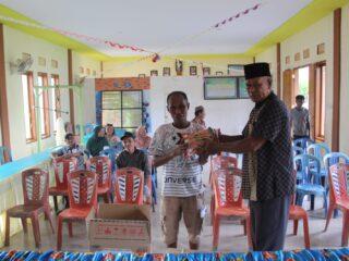 Tingkatkan Ketahanan Pangan Desa Sonuo, Harsono Puasa Salurkan  230 KG Bibit Jagung Kepada Masyrakat 