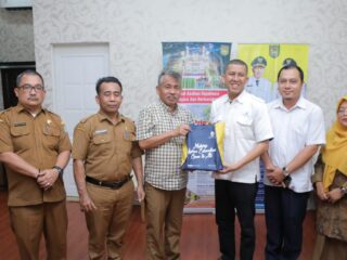 Pjs Bupati Asahan didampingi Plt Kadis Pendidikan dan Kominfo Terima Audiensi UT Medan