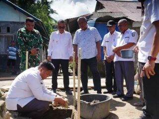 Wakili Pj Bupati, Maloho Letakan Batu Pertama Pembangunan RTLH Di  Tiga Kecamatan 