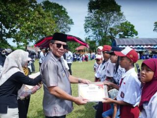 Peringatan Hari Guru Nasional, Darwin Muksin Beri Penghargaan Kepada Siswa Dan Guru