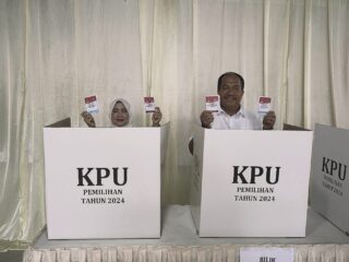 Wakil Bupati Asahan Bersama Istri Nyoblos di TPS 10 Kelurahan Selawan
