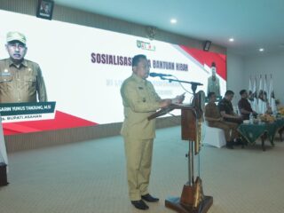 Assisten Administrasi Umum Setdakab Asahan, Drs Muhilli Lubis saat membuka Sosialisasi Dana Hibah, Selasa (12/11/2024).(Foto: Dicky)