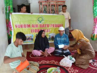Camat Air Batu Berikan Bantuan Kepada Warga Korban Begal