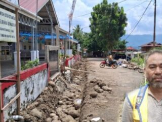 Kepala Dinas PUPR Kotamobagu Tinjau Langsung Pembangunan Drainase di Genggulang