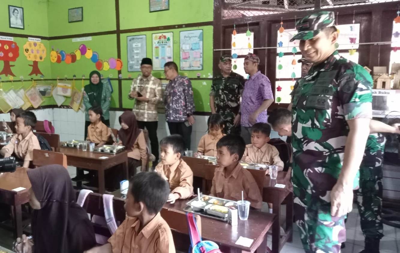 Kodim 0829 Bangkalan Uji Coba Pembagian Makan Gratis