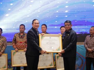 Wali Kota Kotamobagu Abdullah Mokoginta Terima 3 Anugerah Mapalus Pendidikan