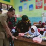 Dandim Bangkalan Tinjau Hari Pertama Makan Bergizi Gratis