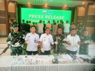 Personel Unit Intel Kodim 0208 Asahan Gerebek Barak Narkoba di Kecamatan Sei Kepayang Barat 