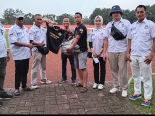 Askab PSSI Asahan Serahkan Bantuan Kostum untuk Wartawan Asahan FC