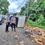 Mobil Box Bermuatan Obat-Obatan Terguling di Bangkalan