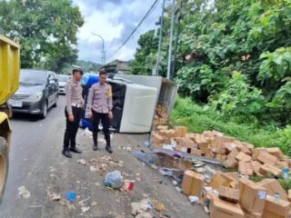 Mobil Box Bermuatan Obat-Obatan Terguling di Bangkalan