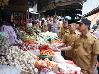 Bupati Bangkalan Tinjau Harga Bahan Pokok di Pasar Ki Lemah Duwur
