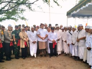Bupati Blitar Hadiri Acara Melasti Sambut Hari Raya Nyepi Tahun Baru Saka 1947
