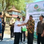 Bupati Blitar Serahkan Salinan SK Transformasi Perhutanan Sosial di Desa Serang