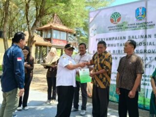 Bupati Blitar Serahkan Salinan SK Transformasi Perhutanan Sosial di Desa Serang
