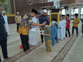 Wakil Bupati Asahan Salurkan Bantuan BKM Agung H. Achmad Bakrie kepada Kaum Dhuafa dan Anak Yatim