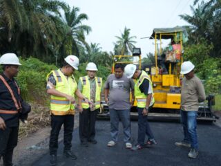 Pastikan  Kualitas Mutu Material Kontruksi, Wakil Bupati Asahan Tinjau Pekerjaan Peningkatan Infrastruktur Jalan 