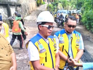 Tinjau Perbaikan Jalan, Wakil Bupati Blitar Beri Kenyamanan untuk Masyarakat