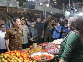 Wali Kota Kotamobagu Weny Gaib Pantau Ketersediaan Bahan Pokok di Pasar 23 Maret