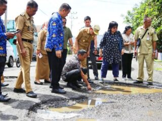 Wali Kota Weny Gaib Dampingi Wagub Sulut Tinjau Jalan Rusak di Kotamobagu