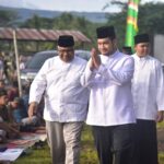 Bupati Buton Alvin Akawijaya Putra Salat Idul Fitri di Lapangan Banabungi
